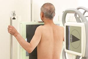 内科中心だが皮膚科や小児科の診療も実施